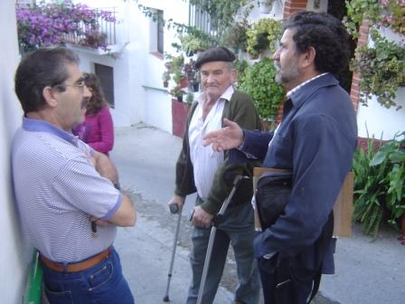 El autor con Ricardo Dueas, hermano de su cliente ya fallecido y su sobrino Marino