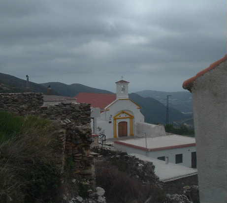 Al fondo la iglesia