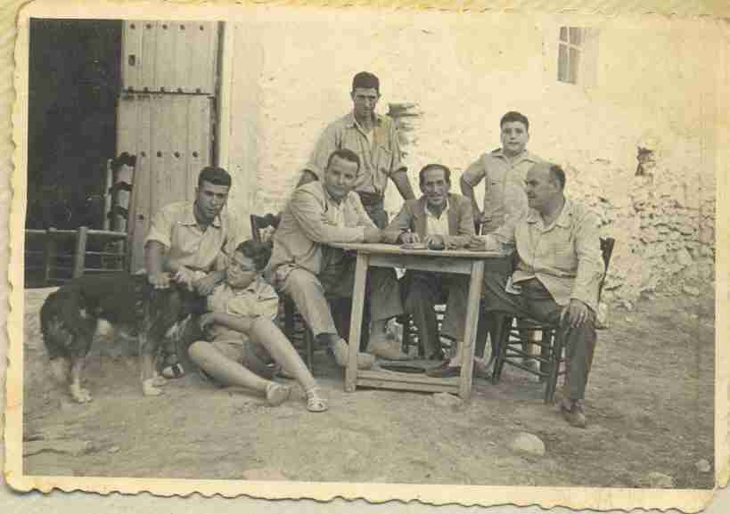 A la puerta de la taberna de Miguel el de Encarna la del Prao