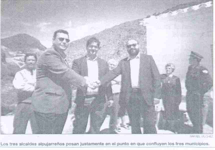 Los tres alcaldes juntan sus manos en la confluencia de los municipios. Foto Rafael Vlchez.