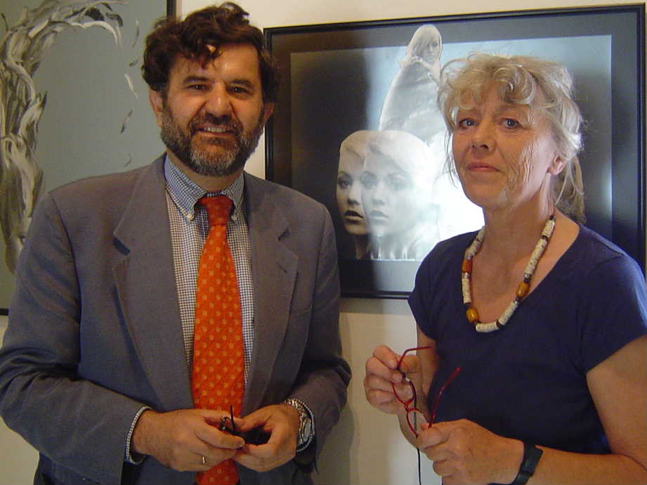 Margaret Nolan con el autor del artculo