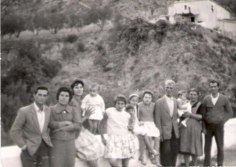 ALgunos miembros de la Familia Rodrguez-Gmez con unos amigos en el puente de Alczar, en lo alto el cortijo