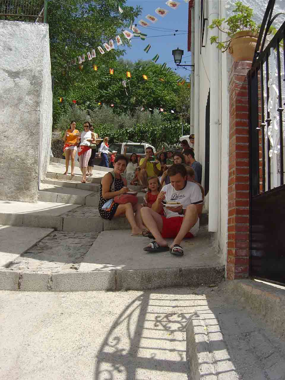 Comiendo paella por las esqiuinas. Ani Caadas