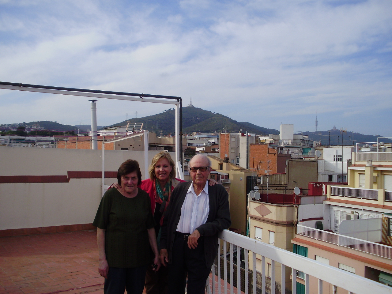 EN HOSPITALET, AL FONDO, EN EL CENTRO, REPETIDOR DE TV LEVANTADO POR ALCAZAREOS.