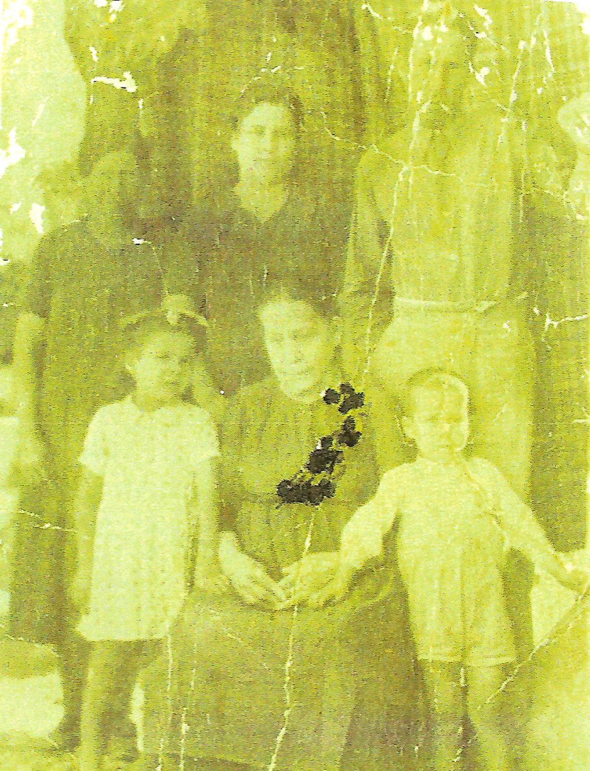 Dolores "La Jabonera" la primera a la izquierda junto a mis padres, la abuela Mara, mi hermana Maruja y yo